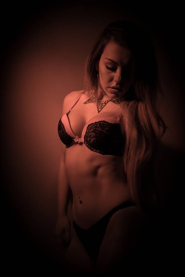 photographer FoxPhotography lingerie modelling photo taken at @RiverSide+Studio with @Emilyhackett92
