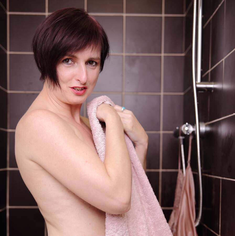 model ladyartist classic modelling photo taken by @Jayceephotos. can you dry my back.
