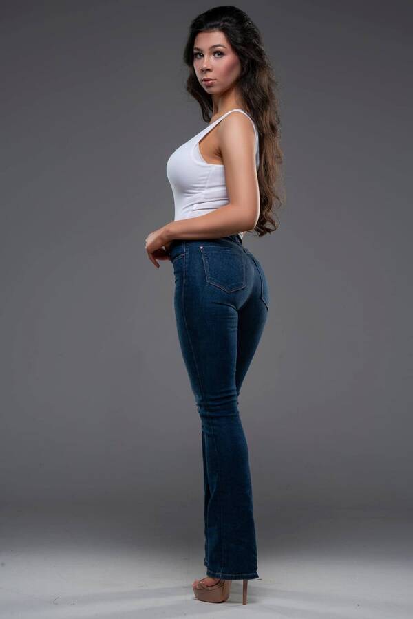 model aimzwhitton fashion modelling photo. working with craig devlin at hd studio newcastle going back to basics with a simple pair of blue jeans and a white top very jenny from the block vibes.