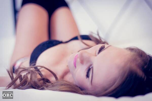 model Emmy C boudoir modelling photo taken by @laughingorc