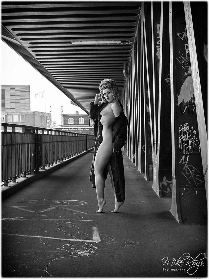 photographer MikeRhys classic modelling photo. a nude in public picture we took on a bridge in hamburg.