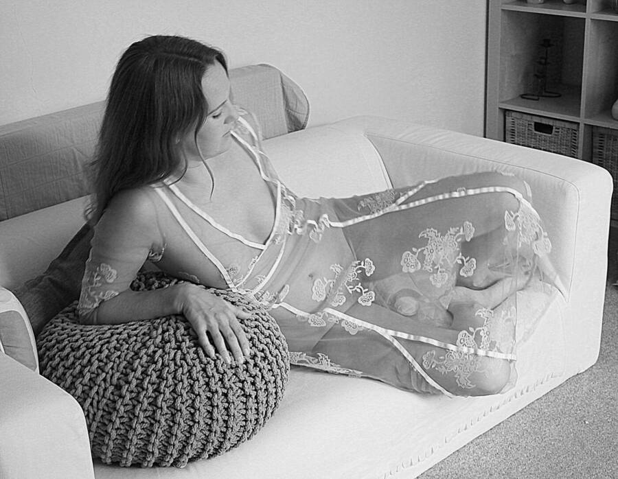 photographer wigglybeezersforeverandeverarts couch modelling photo