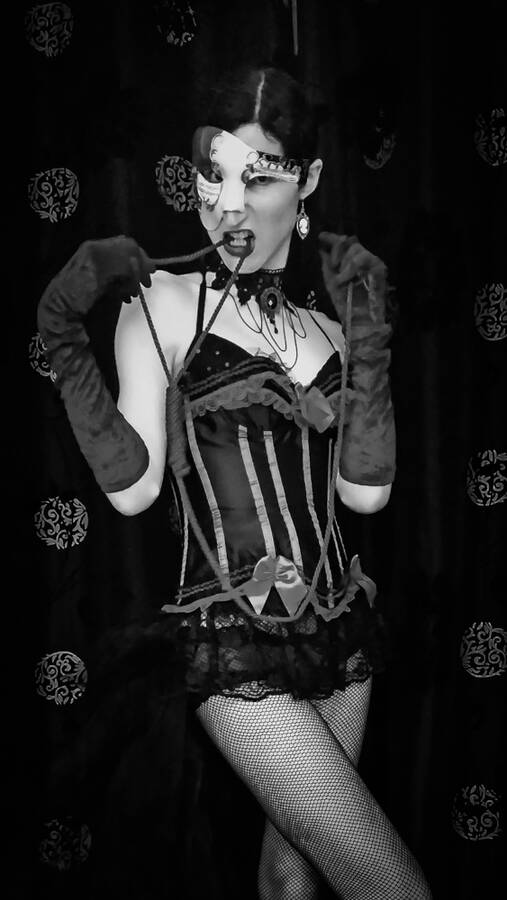model Eleanor Burns gothic modelling photo taken by @Persephone_Pitstop