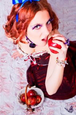 model Viviam Kerr published modelling photo taken at Madrid taken by Zyllan.. a ginger snow white for the brand  bisuteria bylucy.