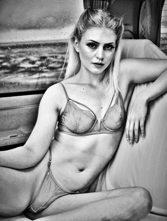 photographer Xbikerpete lingerie modelling photo. beach retreat.