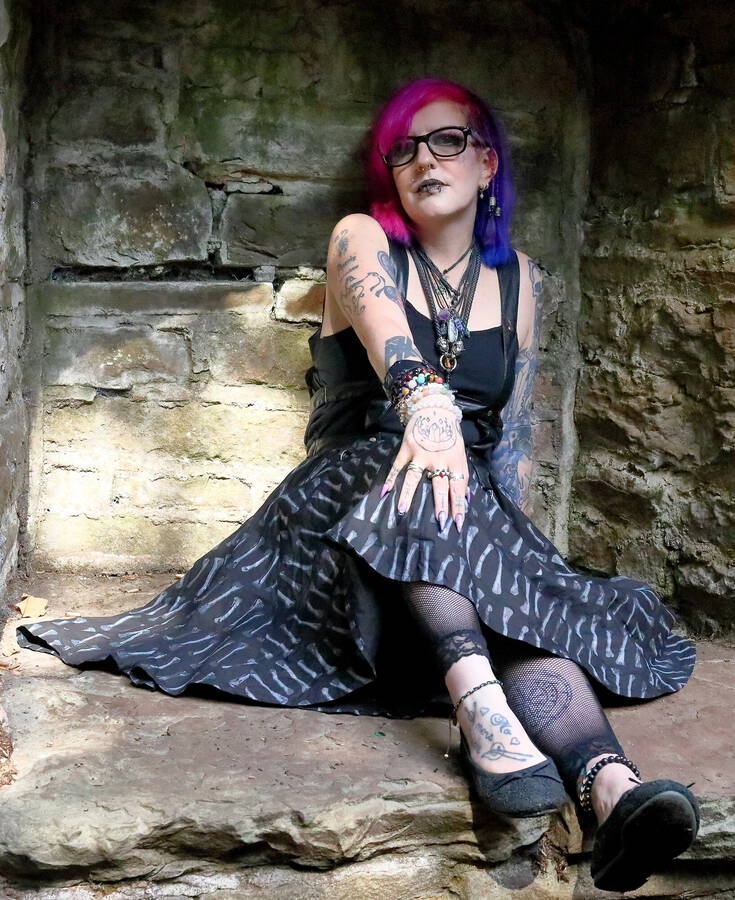 photographer PhotomanBeds gothic modelling photo with @Akeso_eclipse