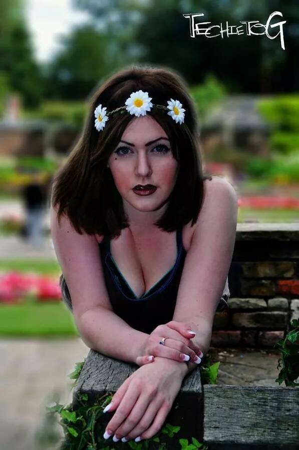 model Joleen headshot modelling photo taken at Priory Park taken by @TechieTog