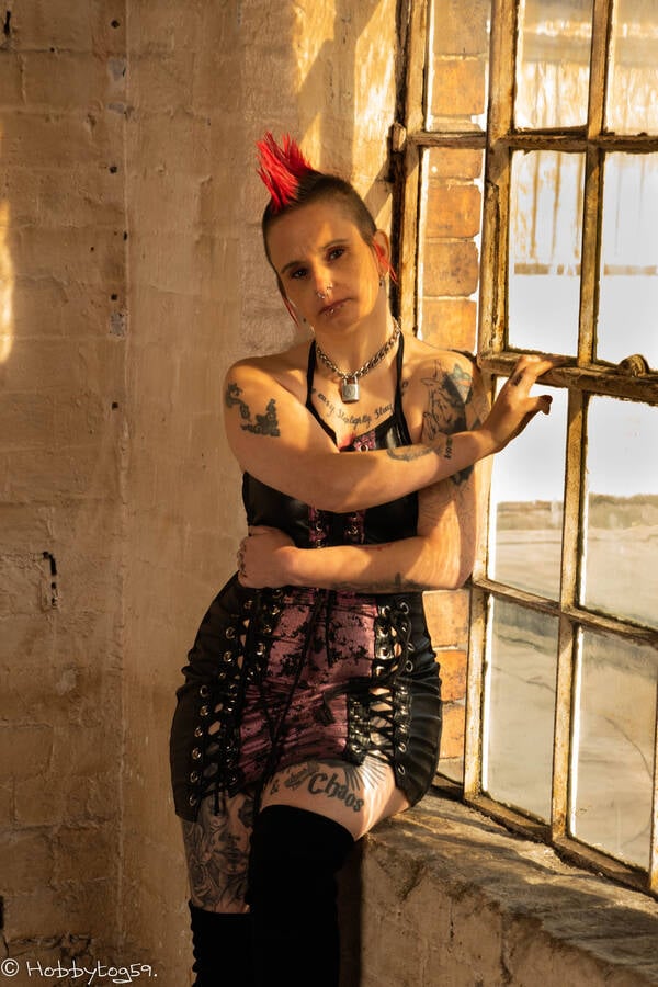 photographer Alan Tog theme modelling photo. love the punk styling this model portrays so well lots to keep you busy on the shoot to capture her individuality.