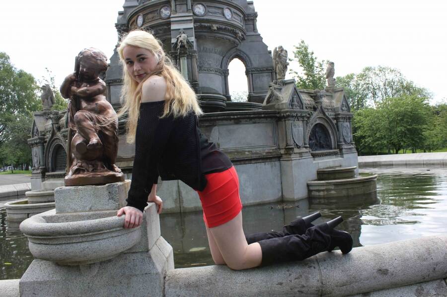 model RuthieRose fashion modelling photo taken at Kelvingrove park Glasgow taken by @Nick31eh