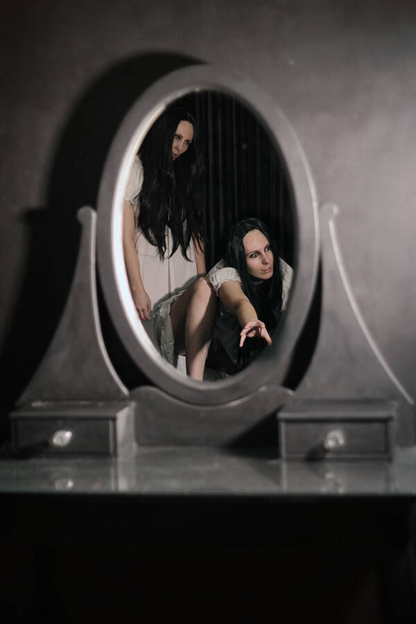 photographer 2nd Curtain Photography theme modelling photo with @Vampire_princess