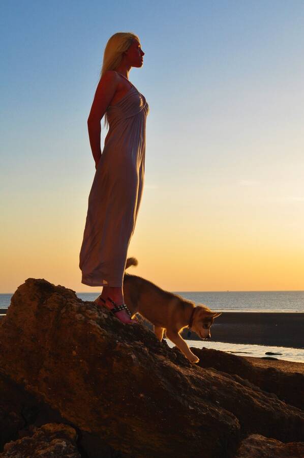 photographer Xbikerpete lifestyle modelling photo. shazza does the rock with winter the pooch.